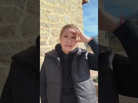soledad nos acompaña amablemente hasta la iglesia, nos cuenta las fiestas del pueblo Aicuña la Rioja