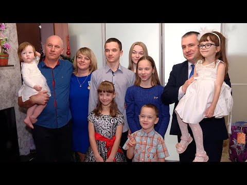 Председатель Гомельского облисполкома Иван Крупко сегодня тепло поздравил и вручил подарки ребятам из многодетной семьи Ашомко в Гомеле видео