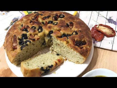 Focaccia morbida al pesto di basilico, con pomodori secchi e olive