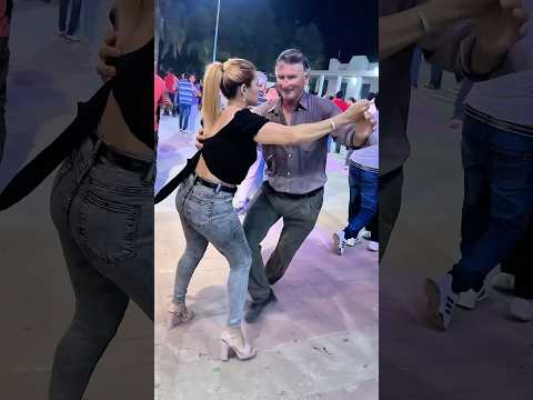 Esta parejita baila con categoría