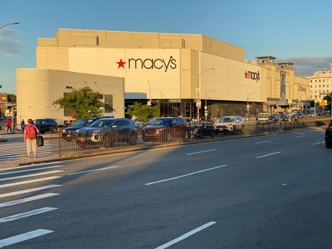image-What stores are in the Queens Center Mall? 