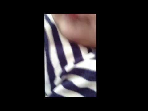 pourquoi bebe rgo tire la langue