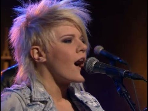 Caroline Larsson live i Malou Efter tio TV4 - WHY