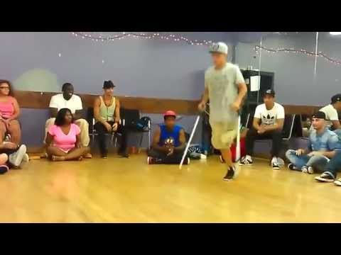 Taniec breakdance o kulach
