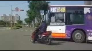 年輕人～～不要搶快闖紅燈 差點被公車擊落