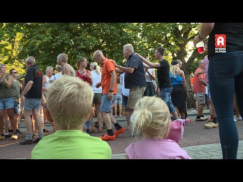 Levend stoelendans op klompen tijdens Zomerfeesten in Aarlanderveen