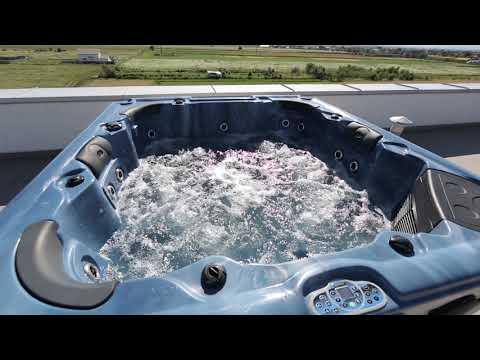 Zona relaxare cu jacuzzi pe terasa cu belvdere, Apartamente Sanpetru in colaborare cu Vivamus