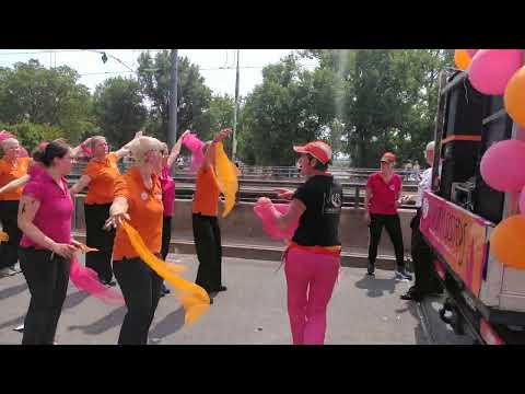 CSD-Parade 2023 Köln Performance der "Swinging Sisters" Queere Tanzschule Köln: swinging-sisters.de