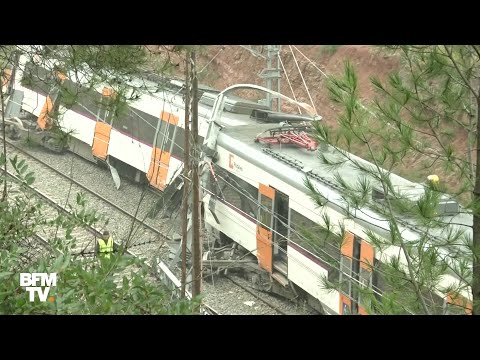 Barcelone: un train déraille après un glissement de terrain Video