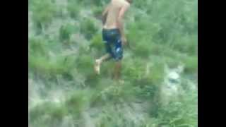 preview picture of video 'Tiago mergulhando no Fundãozinho, um dos açudes de Bonito - PE'