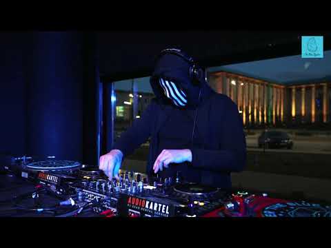 The Blue Oyster: M8 / 20.03 / 18 - 19