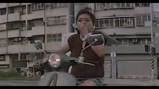 特技騎車，邊騎車，邊嗑雞腳，吃完骨頭丟地上