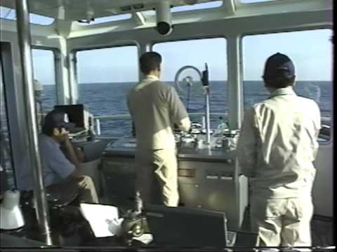 総合システム工学科 自律型海中ロボット「アールワン・ロボット」12時間潜る（1998年制作）