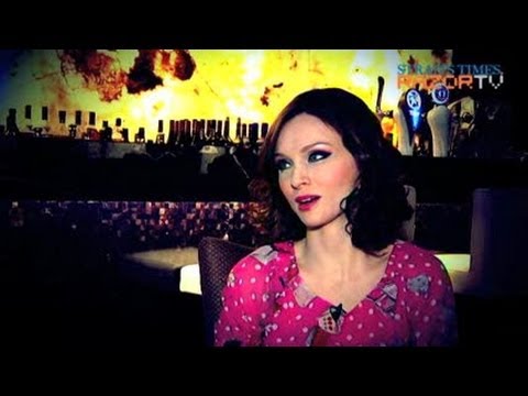 Sophie Ellis-Bextor shops at Far East Plaza (Sophie Ellis-Bextor Pt 1)