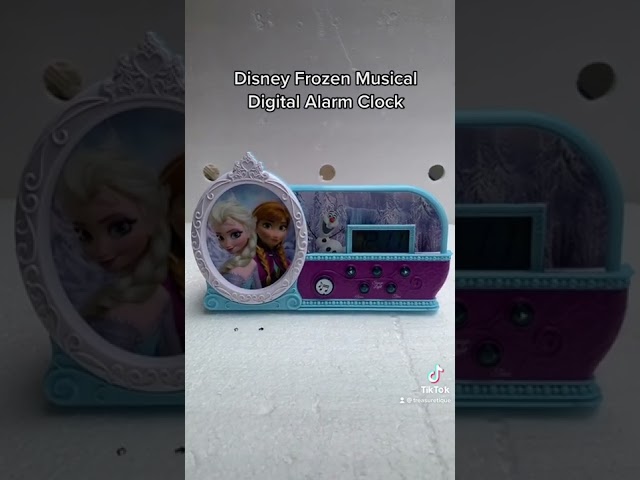 Vídeo relacionado con LEXIBOOK, Frozen Elsa Anna, Reloj Despertador con proyector para niños, Luz Nocturna y proyección de la Hora en el Techo, Efectos de Sonido, Funciona con Pilas, Azul, RP510FZ