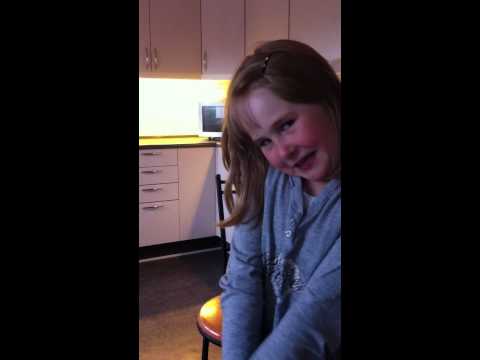 Rasmus Seeback´s største fan (lille Laura)