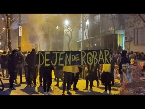 "Protestas de hinchas de Peñarol contra la dirigencia afueras del Palacio" Barra: Barra Amsterdam • Club: Peñarol