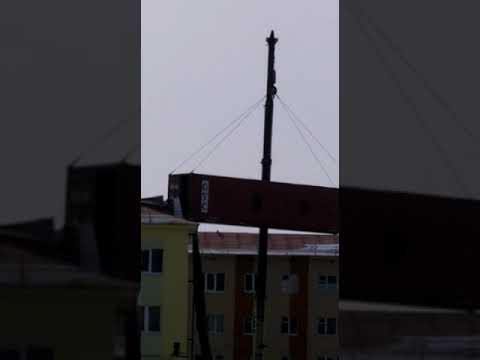 Разгрузка 12-метрового контейнера на крыше хрущевки