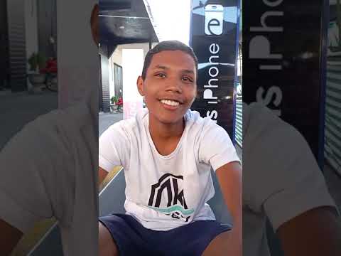 Meninos a espera de pegar fretes com suas carrocinhas na Feira Livre de São José do Egito PERNAMBUCO