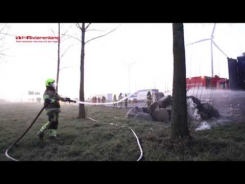 Deil - Veel vertraging op snelweg A15 bij brandende trailer met isolatiewol