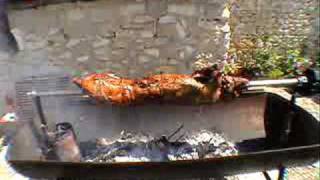 preview picture of video 'AbsolutelyBBQ Tasty Spit Roast Pig'