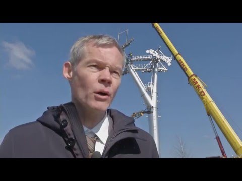 Montage der ersten Stütze - Seilbahnprojekt IGA Berlin