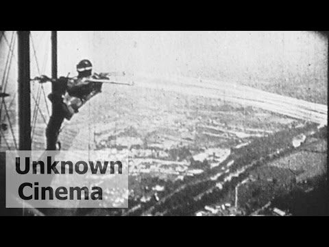 An intrepid parachutist - Pathé Baby film