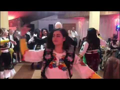 Vjehrra(kengetarja muzikes popullore Vitore Matoshi) i kendon nuses se djalit🥰 ne fejesen e tyre