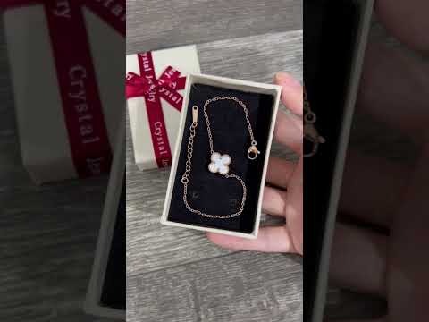 Подарок девушке браслет стиль Ван Клиф "Перламутровый клевер в золоте" ювелирная медицинская сталь в коробочке - фото 1 - id-p2364179274