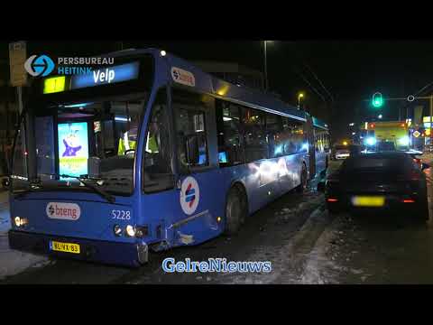 Porsche Panamera knalt tegen trolleybus in Arnhem