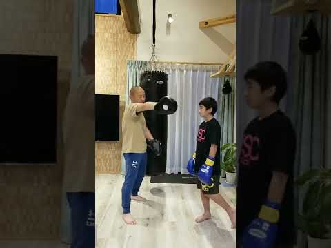 【パンチ】ストレートを強く打つ方法　元プロボクサーの親父と息子りくの自宅トレーニング#shorts