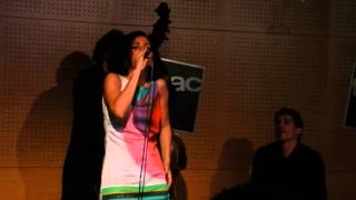 Elena Gadel cantando "Viajar sin Equipaje" en Fnac Triangle