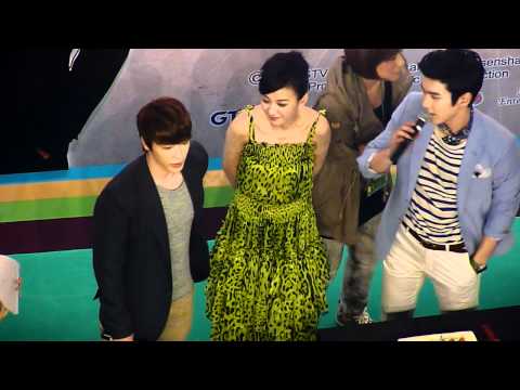 [120216 - SKIP BEAT FANMEET IN SG] Singing birthday song for SIWON. (HD)