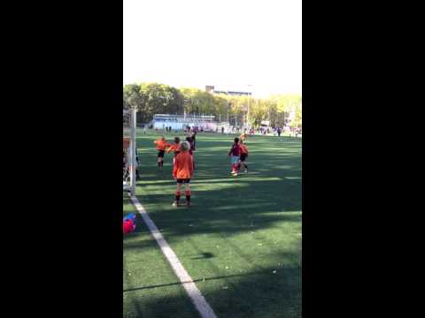 Actie Dominic tijdens wedstrijd tegen F4 van De Meern