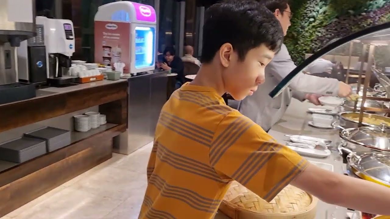 Thai Airways Royal Orchid Prestige Lounge thumbnail