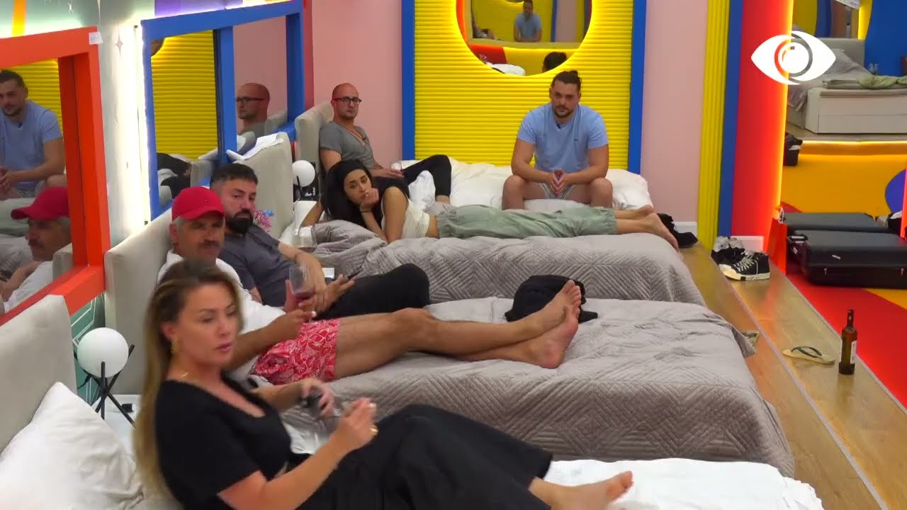 Gerti i bën masazh Jorit/ Banorët nuk i kursejnë batutat