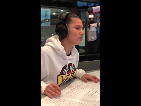 Elisa canta 'Luce' in triestino