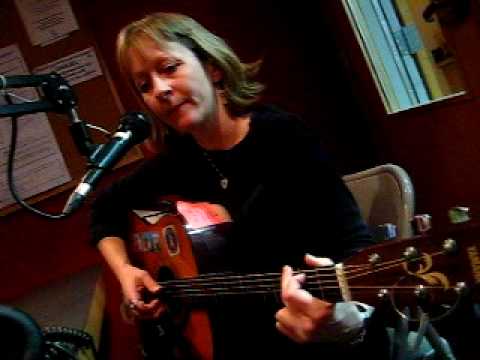 Tone Indbryn On Wax Poetic singing a love song