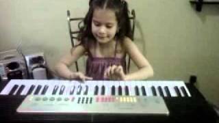 Yaana en el Piano