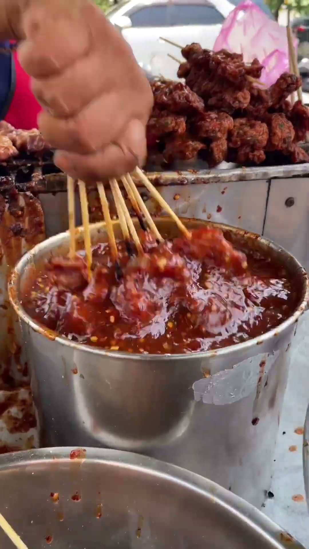 Siapa yang bisa nolak bakso bakar dan sate bakar super pedas ini? 😋🔥 Cocok banget buat kamu yang suka tantangan rasa!