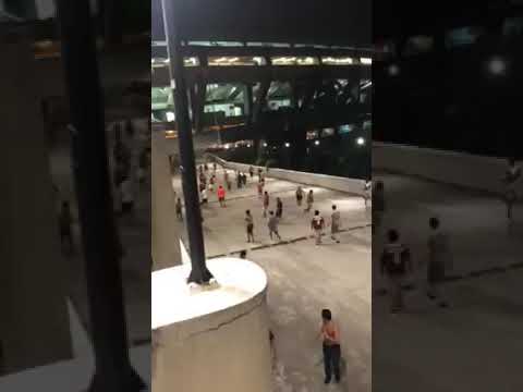 Torcida do Flamengo impedindo a saída da torcida ida do Fluminense do Maracanã