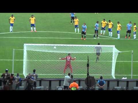 Bela defesa do goleiro Júlio César - Brasil x Uruguai