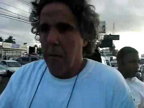 ANGEL MUÑIZ Vendiendo pelicula LADRONES A DOMICILIO en la CALLE