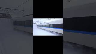 【激しく舞う雪煙】大雪の中を130km/h通過する683系 特急サンダーバード