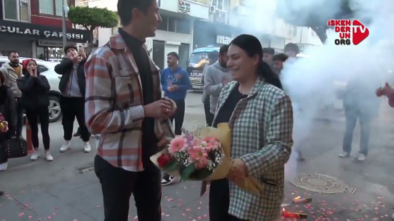 İşlek Caddede tezahüratlı evlilik teklifi…