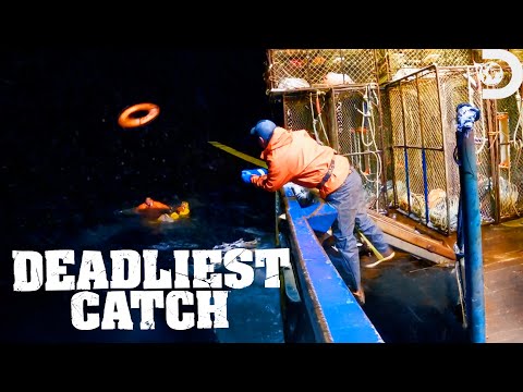 Man Overboard: Crisis on The Northwestern | Deadliest Catch | Discovery