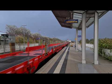 Diesellok 218 488 der RP fährt durch Keitum auf Sylt, 2021-10-21