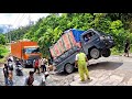 Mobil Jumping Tinggi Nyaris Terguling Di Tanjakan Batu Jomba