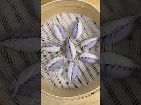 Chef me mostra como dobrar o formato de folha Jiaozi | Bolinhos chineses com corante de suco de repolho roxo