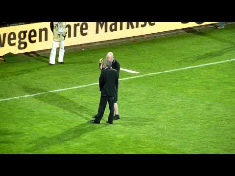 Bochum : Gladbach Relegation 25.05.2011 /  Gladbach feiert Lucien Favre